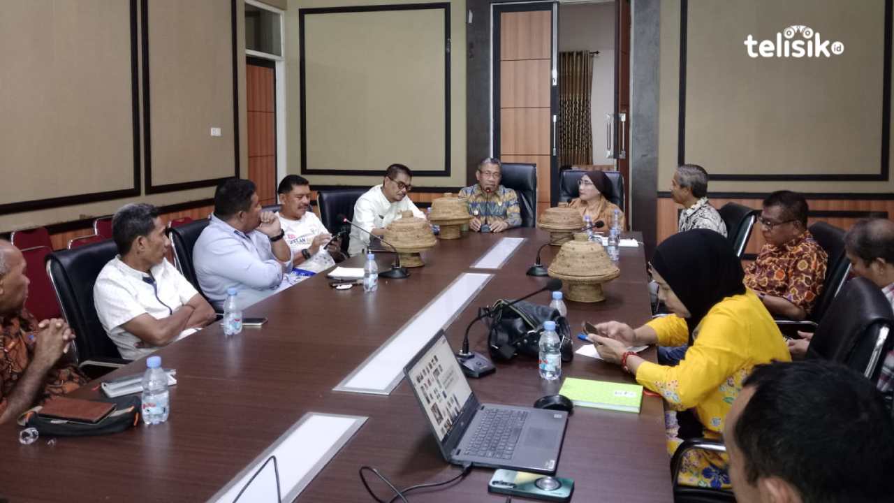 Ketgam: Bupati Muna, Bachrun Labuta bersama Wakil Bupati (Wabup), La Ode Asrafil Ndoasa rapat bersama pihak Rare. Foto: Sunaryo/Telisik