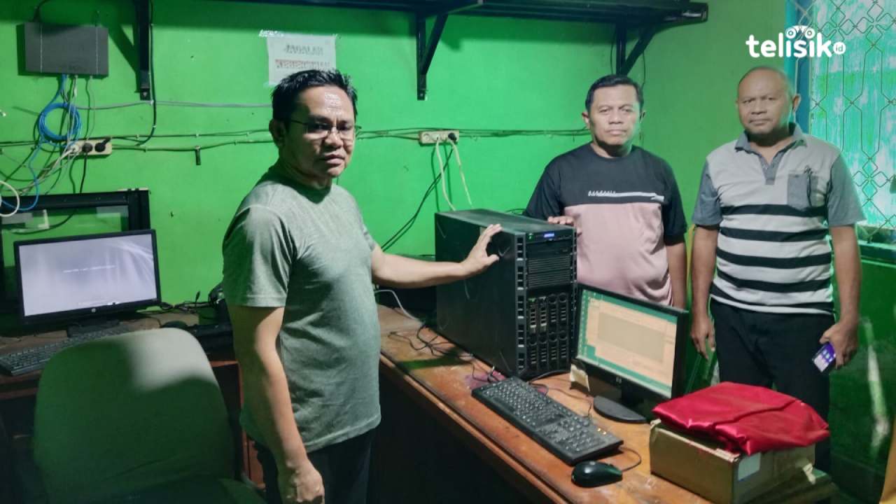 Kadis Dukcapil Kabupaten Muna, Andi April, memperlihatkan server KTP-el yang rusak. Foto: Sunaryo/Telisik