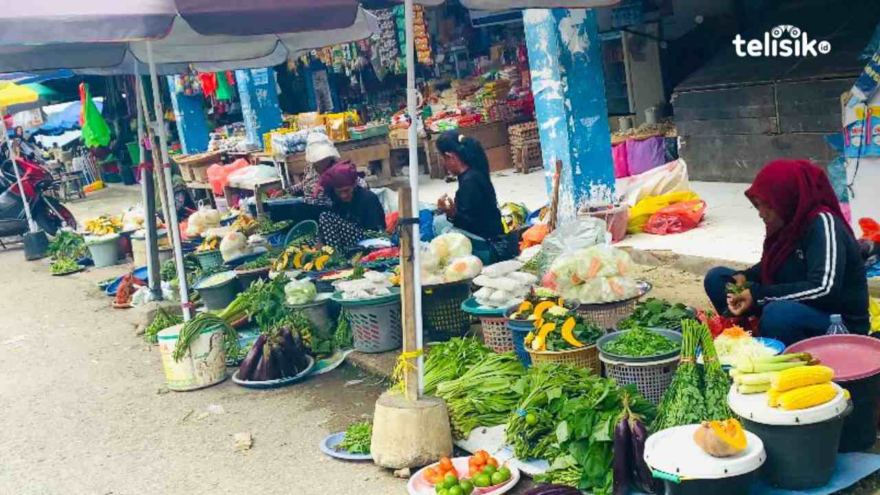 Pedagang tahu, tempe hingga kacang hijau menjajakan dagangannya di Pasar Wameo Baubau. Foto: Elfinasari/Telisik