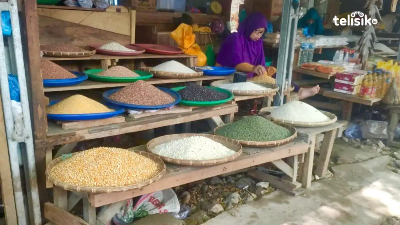 Kacang hijau yang dijual di Pasar Wameo, Kota Baubau, mengalami kenaikan harga dalam sebulan terakhir. Foto: Elfinasari/Telisik