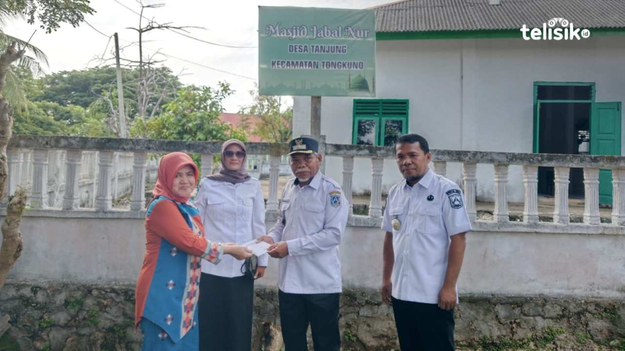 Ibu Bupati Muna, Sitti Leomo Bachrun menyerahkan bantuan untuk Mesjid Jabal Nur pada Kades Tanjung, Sarifudin. Foto: Sunaryo/Telisik