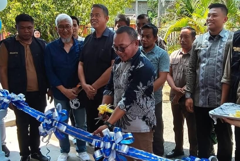 Pemkab Konut, Safaat, S.Pd., M.Si potong pita sebagai bentuk peresmian dua SPPG. Foto: Pemkab Konut
