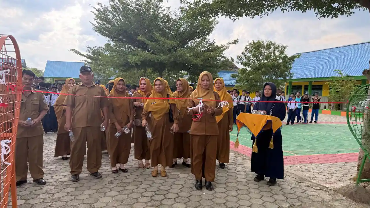 Kepala SMPN 10 Kendari, Attia Yuliana Djamal, saat launching program LISA (Liat Sampah Ambil) sebagai bentuk kepedulian terhadap kebersihan lingkungan sekolah. Foto: Ist.