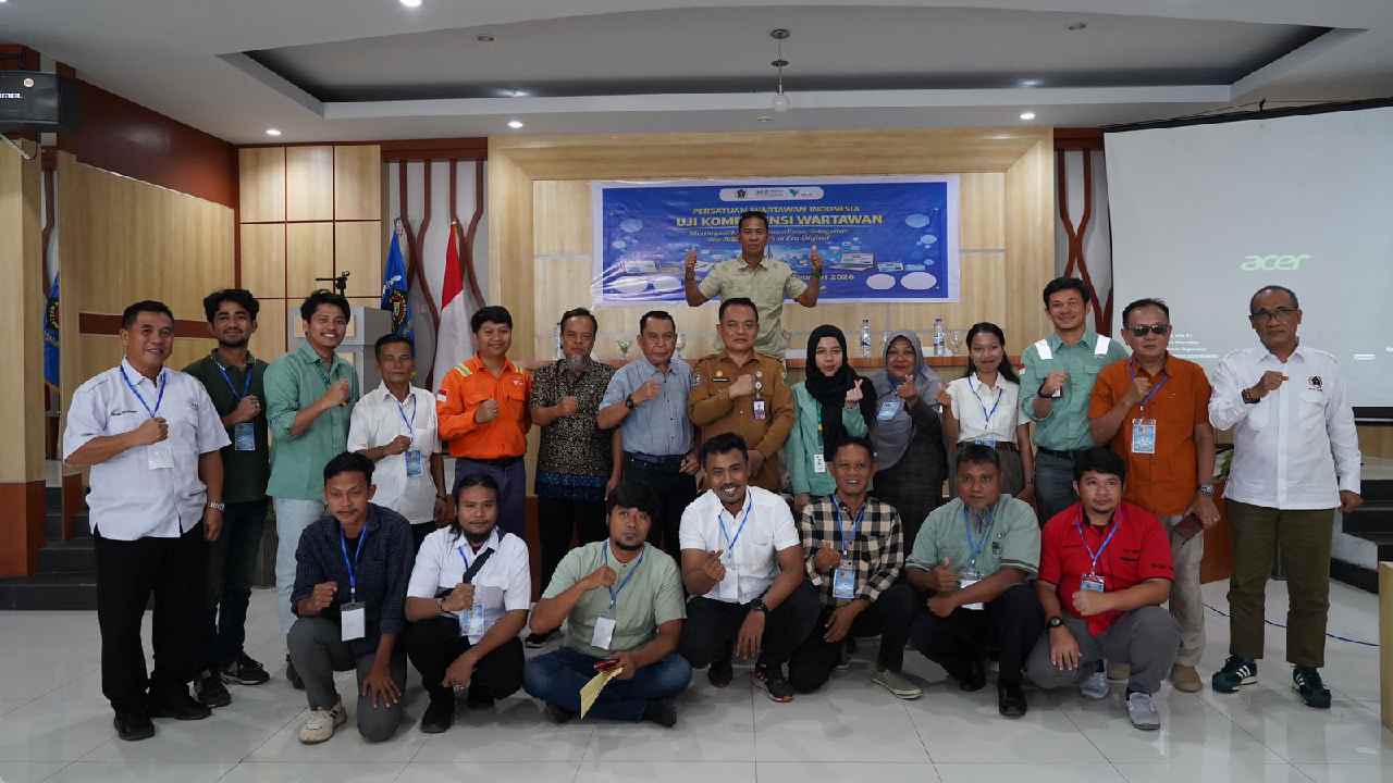 Peserta Uji Kompetensi Wartawan (UKW) PWI Kabupaten Morowali bersama perwakilan PT Vale Indonesia (Tbk), penguji, dan pemangku kepentingan usai kegiatan UKW di Aula Hotel Metro. Foto: Ist.