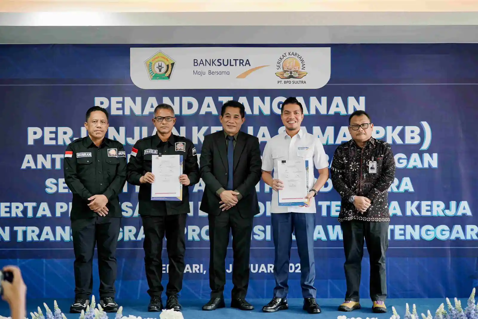 Penandatangan perjanjian kerja bersama manajemen Bank Sultra dan Serikat Karyawan. Foto: website Bank Sultra
