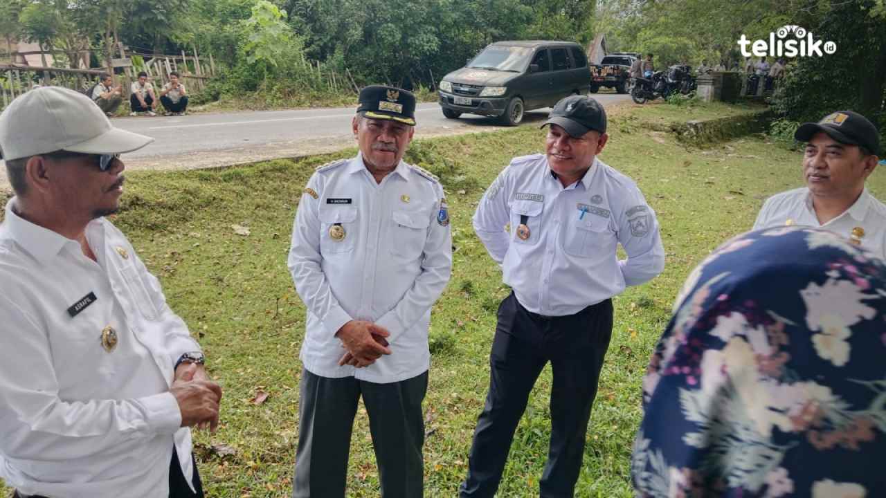 Bupati Muna, Bachrun Labuta (dua dari kiri), bersama Wabup La Ode Asrafil Ndoasa (kiri). Foto : Sunaryo/Telisik