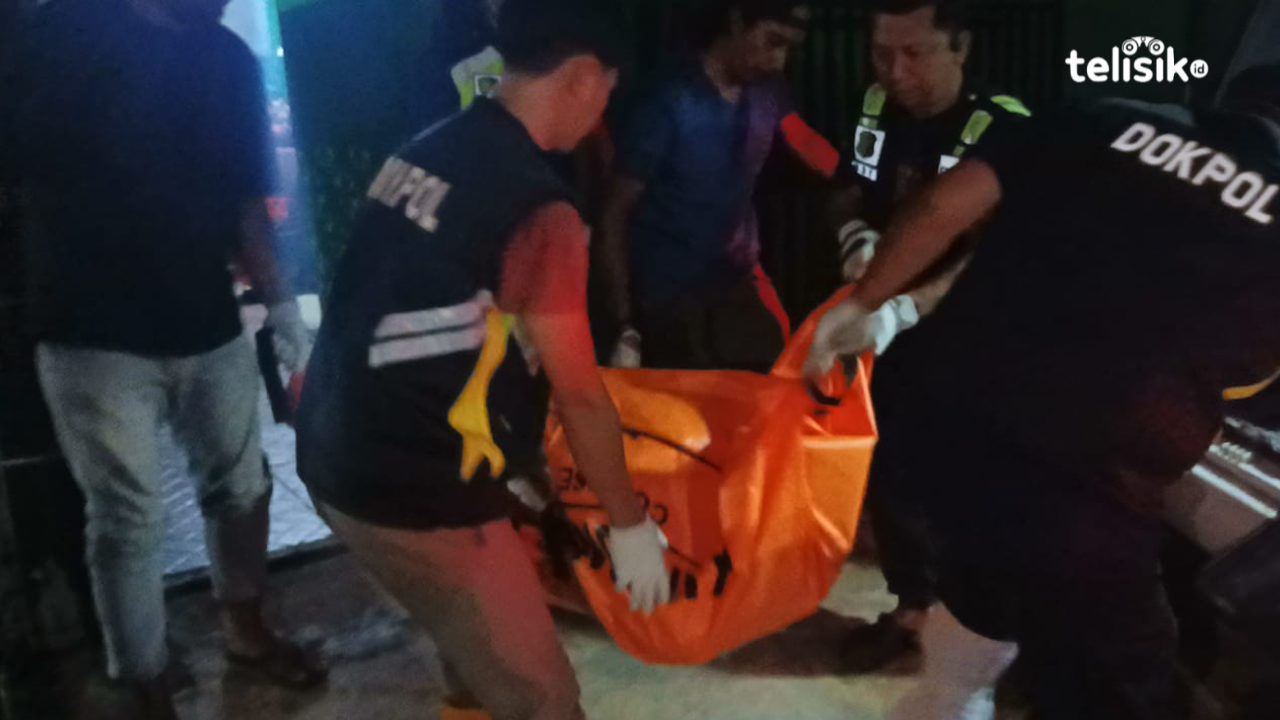 Petugas mengevakuasi jasad perempuan berinisial AN (58) yang ditemukan membusuk di dalam rumahnya di Kelurahan Tobuuha, Kota Kendari. Foto: Gusti Kahar/Telisik