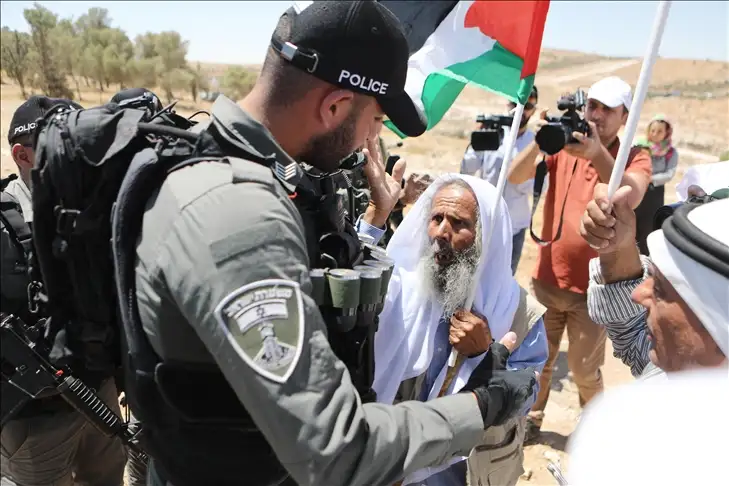 Kisah pasukan berjubah putih muncul di tengah agresi Israel dan perlawanan warga Palestina. Foto: Repro Anadolu Agency