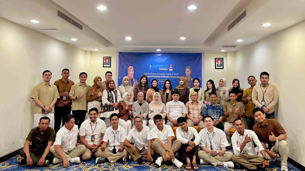 Foto bersama usai buka puasa bersama PT BPR Bahteramas Kendari sekaligus perpisahan dua rekan sebagai direksi di BPR daerah lain. Foto: Ist.