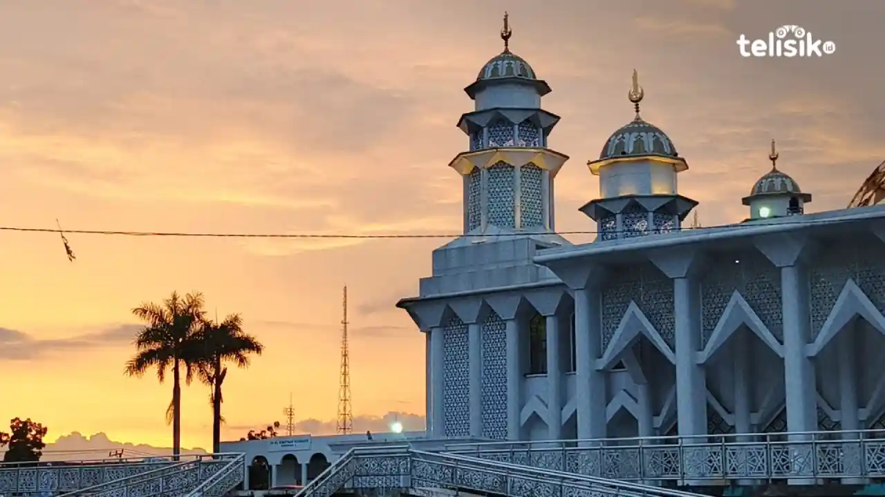 Seorang mualaf perempuan di Kota Kendari menemukan ketenangan batin melalui lantunan salawat dan kini tengah mendalami ajaran Islam meski belum mendapat restu dari orang tuanya. Foto: Gusti Kahar/Telisik