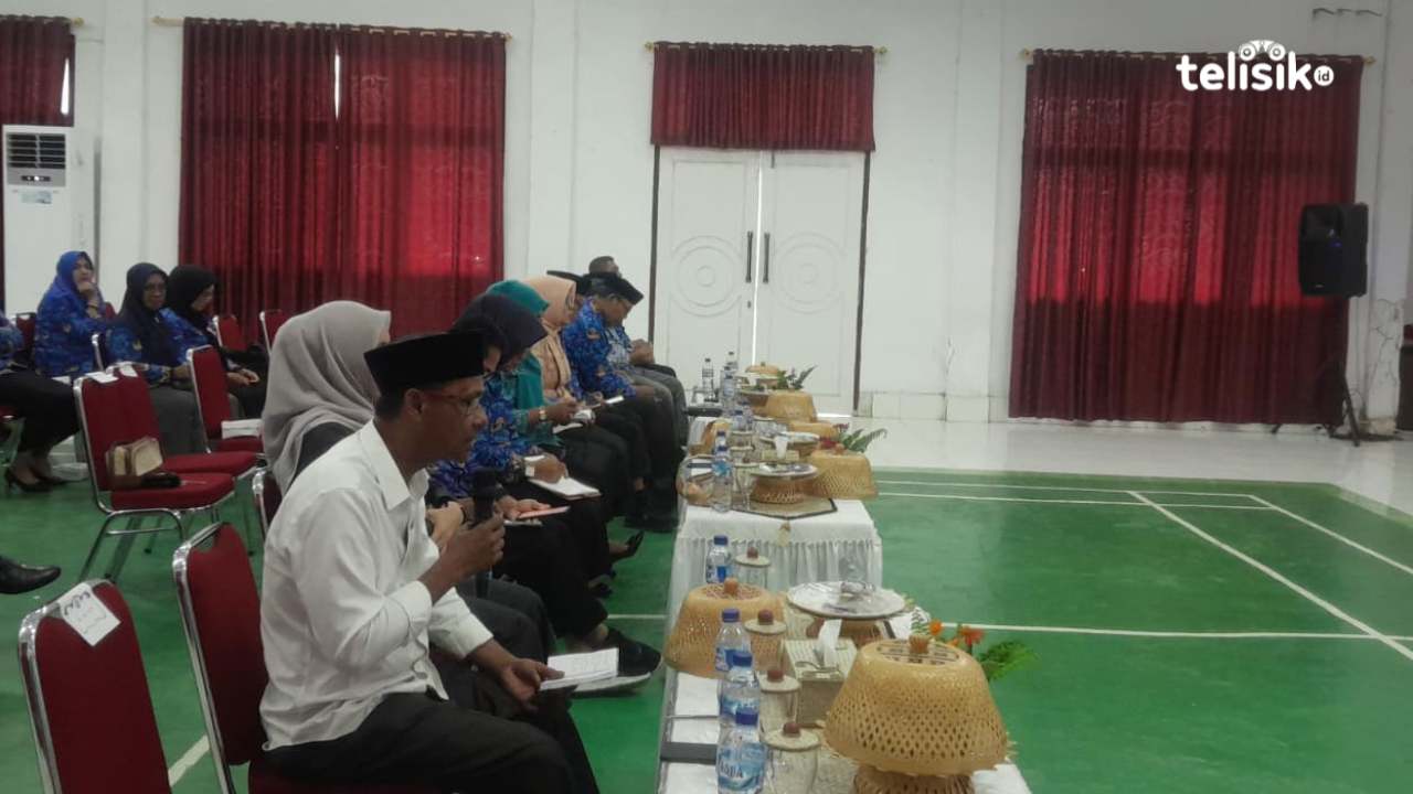 Anggota DPRD Kabupaten Wakatobi, Ariadin Latata, saat menyampaikan aspirasinya di forum Musrenbang. Foto: Zulkifli Herman T/Telisik