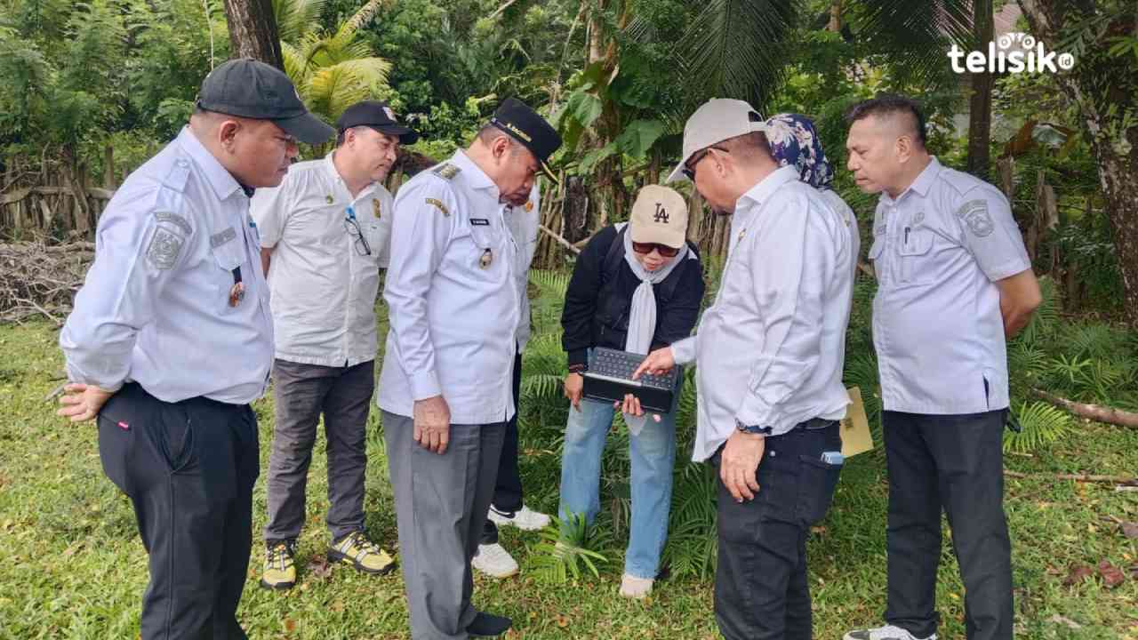 Bupati Muna, Bachrun Labuta, bersama Wabup La Ode Asrafil Ndoasa  saat meninjau lokasi pembangunan SR, Rabu (18/2/2026). Foto : Sunaryo/Telisik