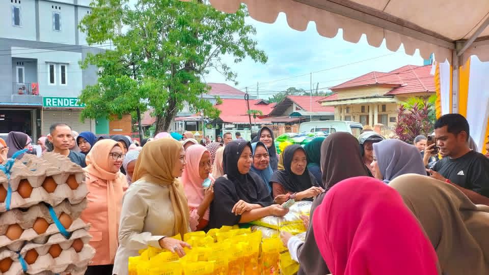 Wakil Wali Kota Baubau, Wa Ode Hamsina Bolu, meninjau Gerakan Pangan Murah di Stadion Betoambari, Jumat (13/2/2026). Foto:Ist.