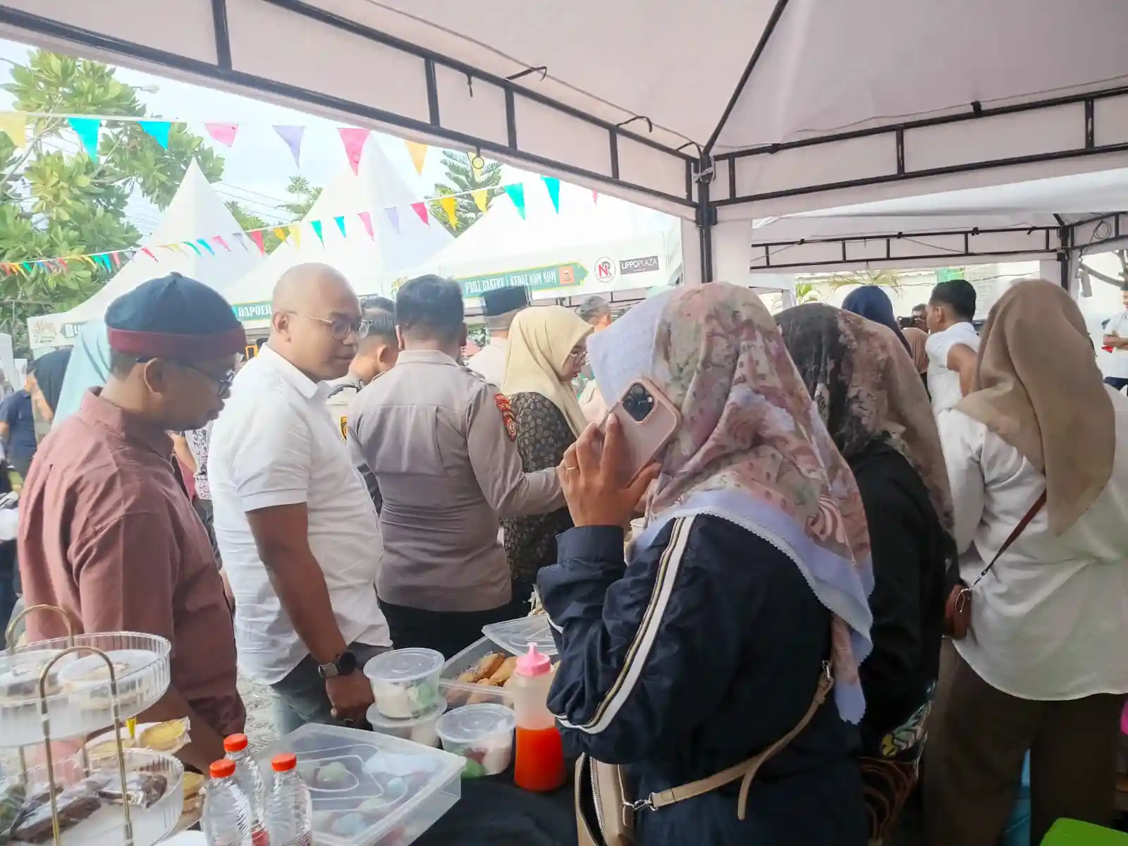 Ketua HIPMI Baubau mengenakan baju putih saat mengunjungi lapak-lapak UMKM pada kegiatan Saung Ramadan. Foto: Ist.