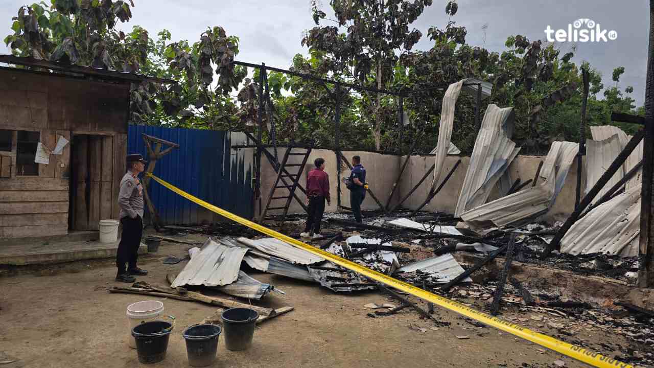 Sisa-sisa kebakaran di asrama putri Ponpes Darul Mukhlasin As Saniy, Kabupaten Muna Barat, menghanguskan seluruh barang milik santriwati, Jumat (13/2/2026).  Foto: Aldi/Telisik