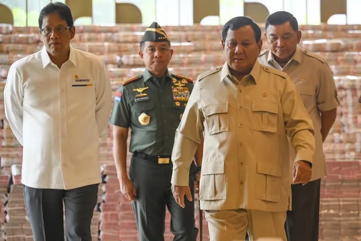 Presiden Prabowo Subianto (kedua kanan) didampingi Menteri Keuangan Purbaya Yudhi Sadewa (kiri), Menhan Sjafrie Sjamsoeddin (kanan) dan Panglima TNI Jenderal TNI Agus Subiyanto (kedua kiri). Foto: Repro Antara