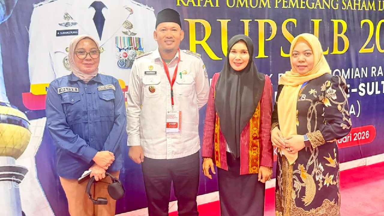 Foto Bersama usai RUPS-LB bersama Wakil Wali Kota Kendari, Sudirman (baju putih) dan Direktur Utama BPR Bahteramas Kendari, Suryaningsih (ujung kanan). Foto: Ist.
