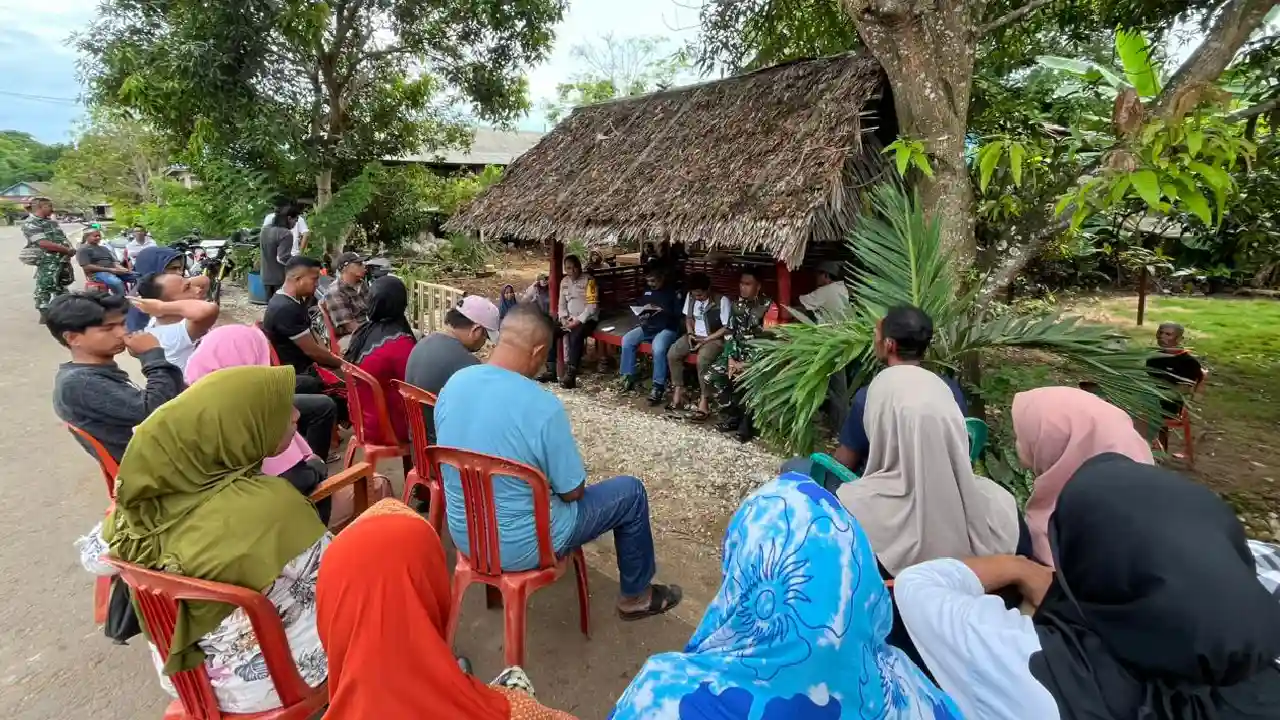 Masyarakat, pemerintah kecamatan dan pemerintah daerah menggelar pertemuan terkait penyegelan Kantor Desa Tampara, Wakatobi. Foto: Ist