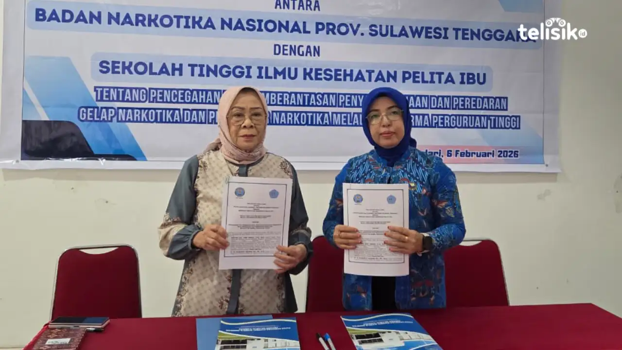 Ketua STIKes Pelita Ibu Kendari, Dr. Hj. Rosmawati Ibrahim (kiri) dengan Ketua Pemberdayaan Masyarakat BNN Prov. Sultra, Indrayani (kanan) saat penandatangan PKS. Foto: Ana Pratiwi/Telisik