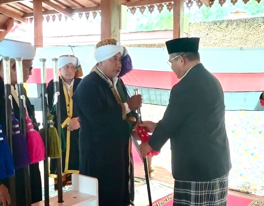 Prosesi pergantian Katuko oleh Walikota Baubau bersama perangkat Masjid Agung Keraton Wolio yang berlangsung di Baruga Keraton Wolio. Foto: Ist.