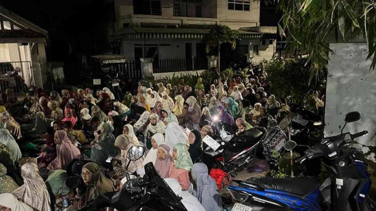 Masyarakat membludak hingga ke jalan saat melaksanakan salat tarawih di Sumenep gegara tradisi bagi-bagi amplop Rp 300 ribu. Foto: Repro detik