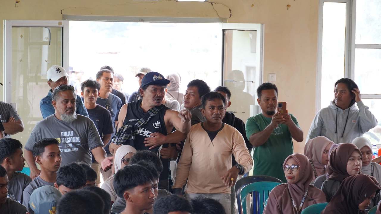 Ratusan pelajar Tokalimbo mengikuti sosialisasi keselamatan, sebelum kegiatan dihentikan kelompok Aliansi Petani Loeha Raya. Foto: Ist.