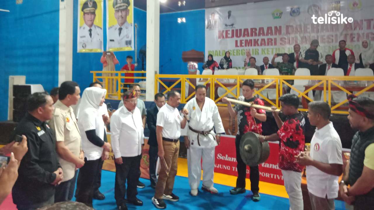 Wakil Bupati Mubar Ali Basa bersama Ketua Umum Pengprov Sultra La Ode Muhamad Rajiun Tumada, saat pembukaan Kejurda Karate antar Dojo,  Lemkari, Sabtu (14/2/2026). Foto: Aldin/Telisik