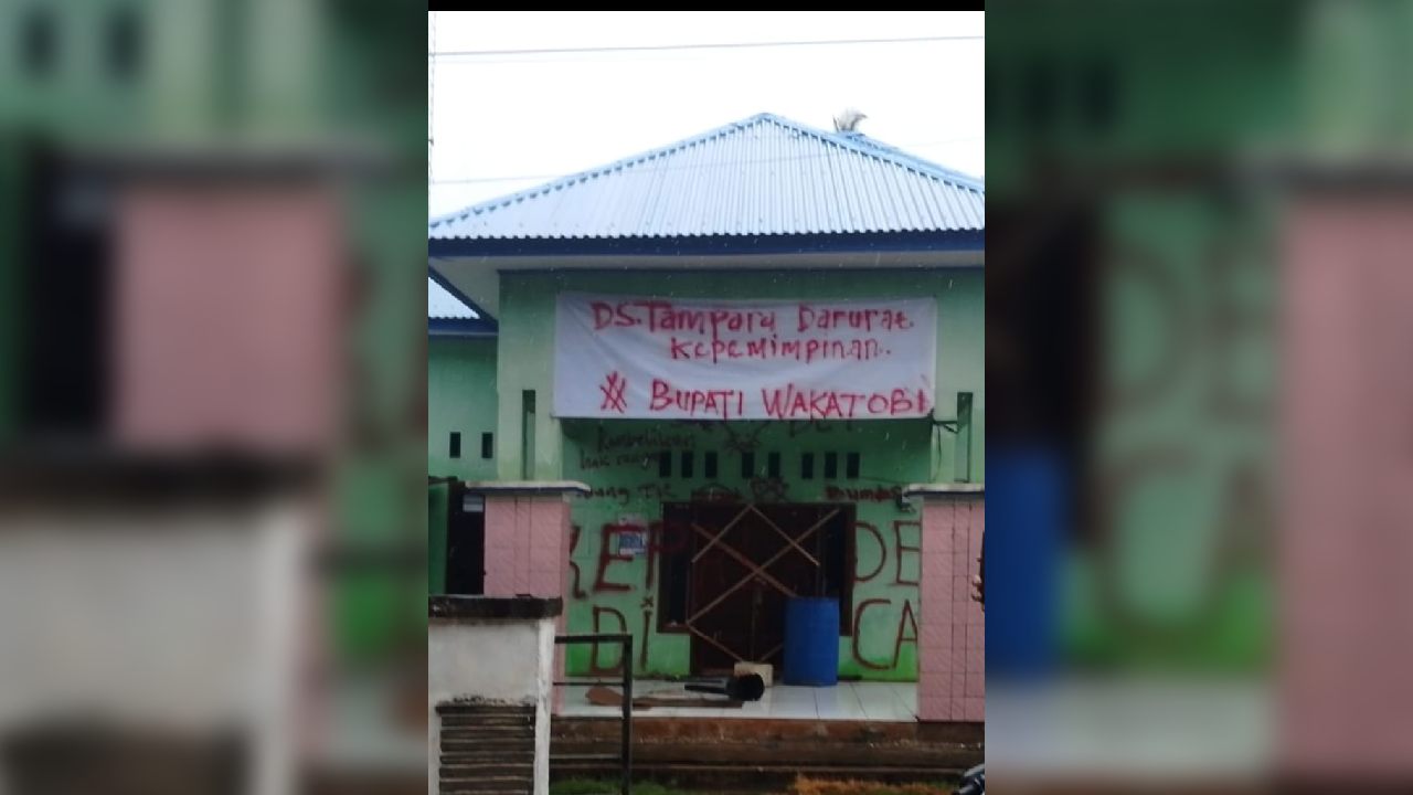 Kantor Desa Tampara, Kecamatan Kaledupa Selatan, Kabupaten Wakatobi yang disegel dan disertai coretan tuntutan warga. Foto: Ist.