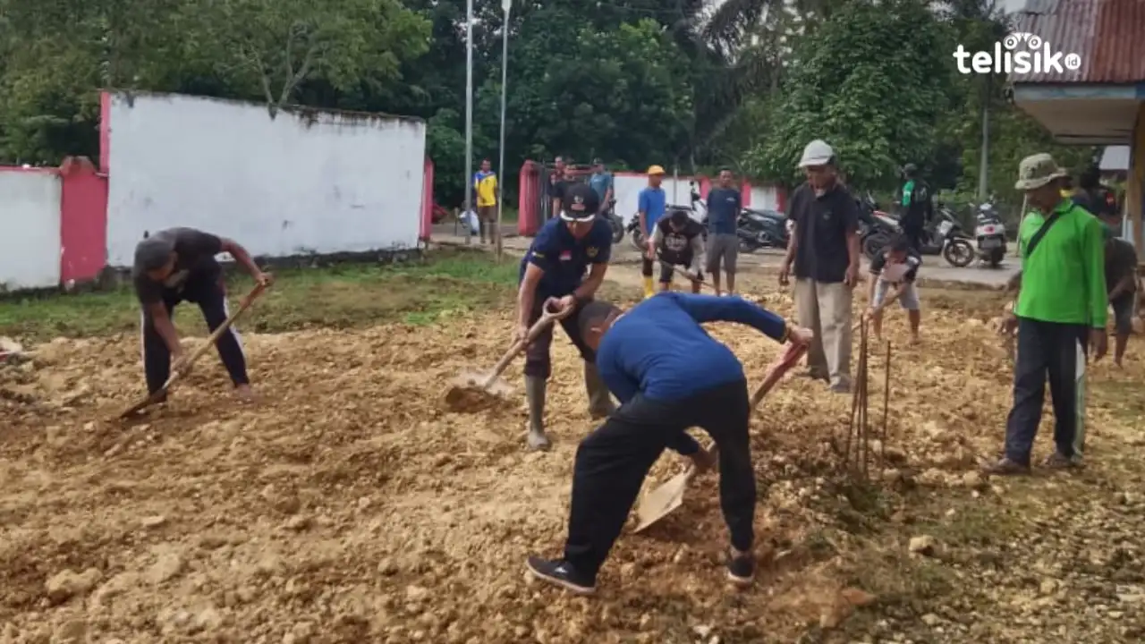 Camat Wadaga, Zailin bersama warga Desa Kampani melaksanakan kegiatan Jumat bersih. Foto: Aldin/Telisik
