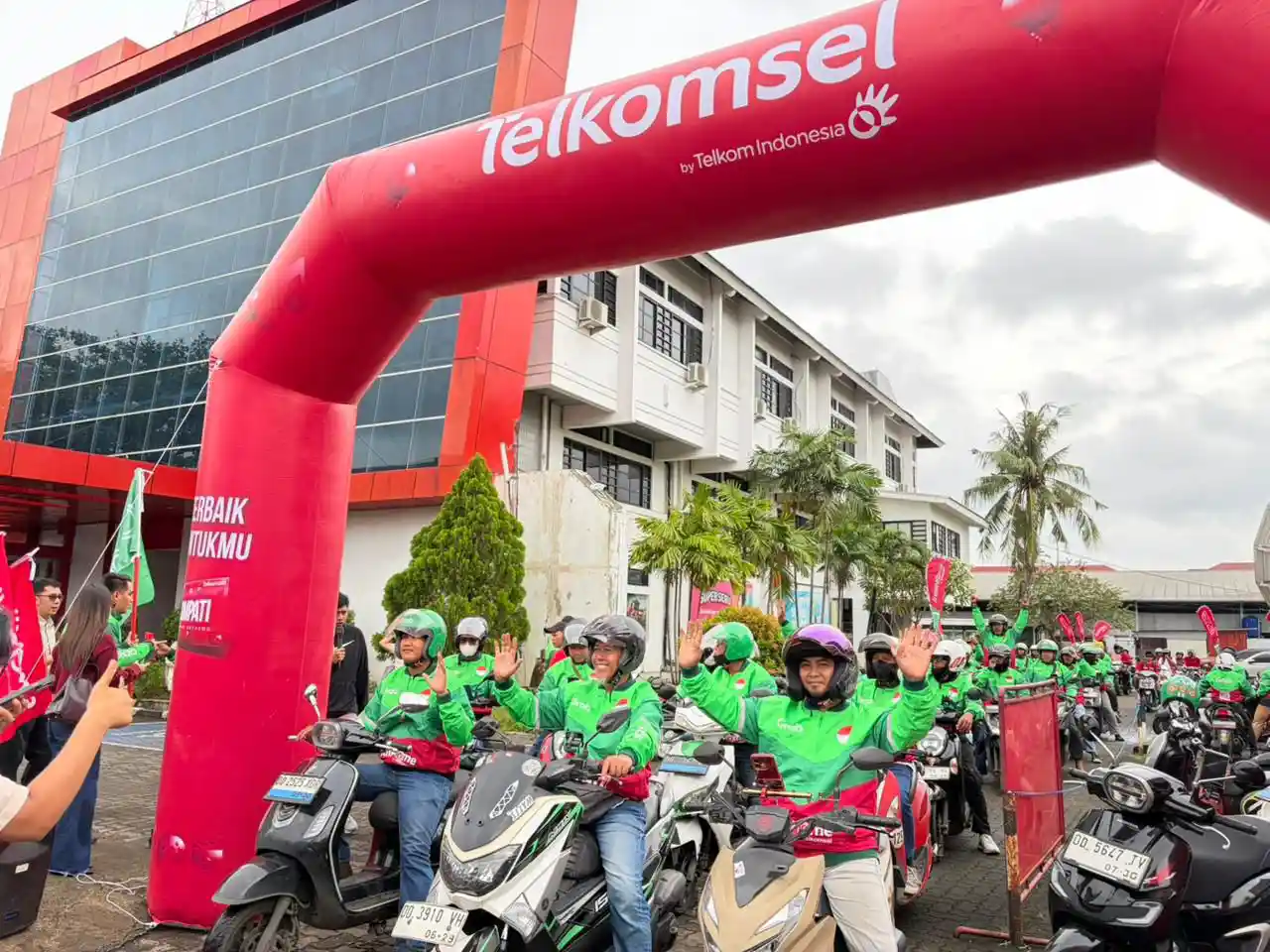 Sejumlah mitra driver Grab mengikuti peluncuran kolaborasi branding bersama Telkomsel di Kantor Branch Makassar, Minggu. Program ini melibatkan 2.200 driver di empat kota di Sulawesi sebagai bagian dari penguatan promosi layanan digital Telkomsel. Foto: I
