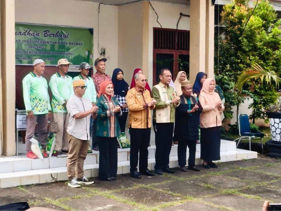 Pemerintah Kota Baubau saat menyerahkan paket sembako kepada kaum dhuafa, Kamis (5/3/2026). Foto: Ist.