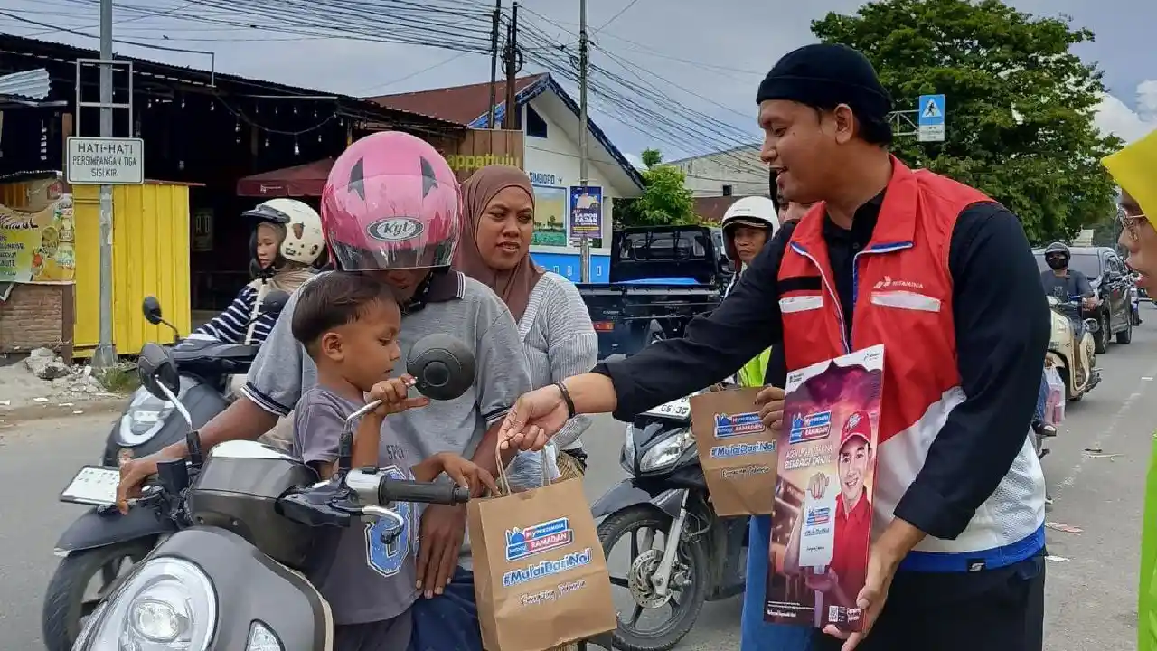 Suasana bagi-bagi takjil yang dilaksanakan oleh Pertamina Patra Niaga. Foto: Ist.