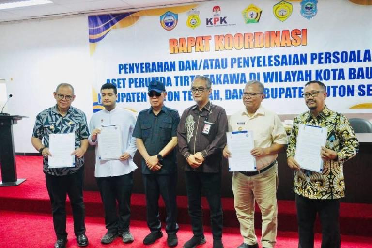 Gubernur Sultra, Andi Sumangerukka, saat menyerahkan aset P3D yang dihadiri Ketua Tim Satgas KPK RI Wilayah Sultra Direktorat Wilayah IV, Basuki Haryono, di Baubau, Jumat (6/3/2026).  Foto: Ist.