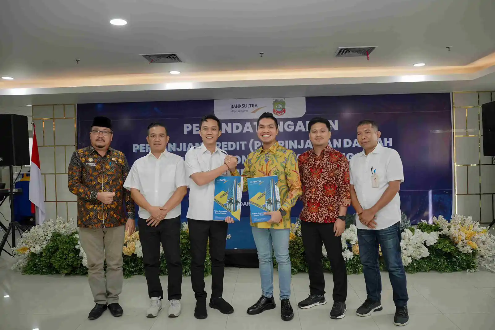 Direktur Utama Bank Sultra bersama Bupati Konawe Utara dan jajaran usai penandatanganan Perjanjian Kredit pinjaman daerah di Tower Bank Sultra. Foto: Website Bank Sultra