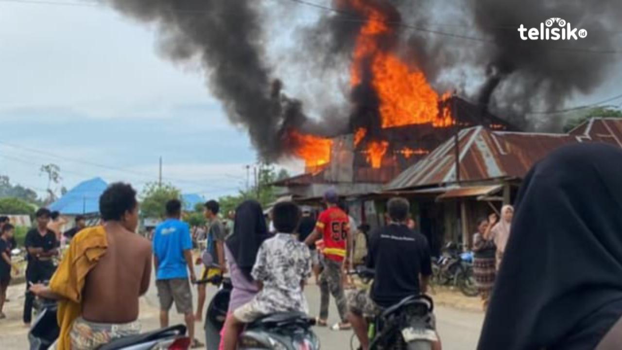 Kebakaran yang menimpa ruko milik La Sanudi di Kelurahan Dana, Kabupaten Muna, Kamis (19/3/2026). Foto: Sunaryo/Telisik