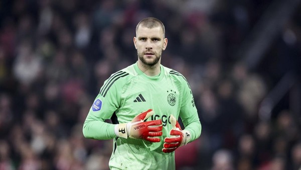 Maarten Paes berhasil mencatat clean sheet perdana di Ajax Amsterdam saat melawan PEC Zwolle. Foto: Repro Getty Images
