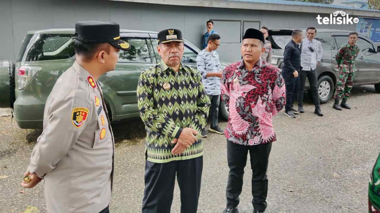 Bupati Mubar, La Ode Darwin (kanan), bersama Bupati Muna, Bachrun Labuta (tengah), dan Kapolres Muna, AKBP Indra Sandy Purnama Sakti. Foto: Sunaryo/Telisik