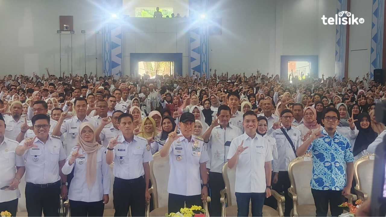 Penyerahan simbolis TPG dan gaji ke-13 guru PPPK oleh Gubernur Sultra, Andi Sumangerukka di Gedung Bahteramas Pemprov Sultra. Foto: Adli Bachmid/Telisik