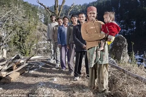 Perempuan di India, Rajo Verma, menjalani kehidupan rumah tangga bersama lima suami kandung bersaudara dalam satu rumah. Foto: Repro Cover Asia Pres