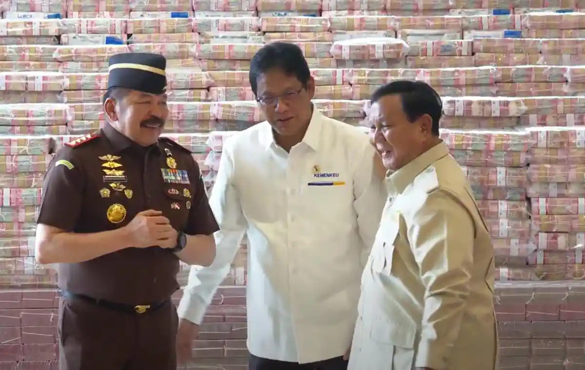 Jaksa Agung Burhanuddin, Menkeu Purbaya, dan Presiden Prabowo, di depan tembok duit korupsi ekspor CPO yang dikembalikan ke negara, 20 Oktober 2025. Foto: YouTube@sekretariat presiden