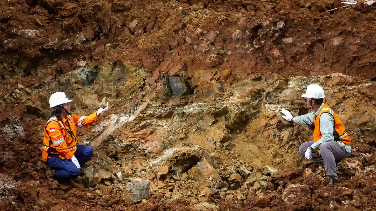 Dua pekerja PT Vale Indonesia melakukan pengecekan lapisan bijih nikel di area tambang sebagai bagian dari kegiatan operasional dan pengendalian kualitas material dalam proyek pengembangan hilirisasi perusahaan. Foto: Ist.
