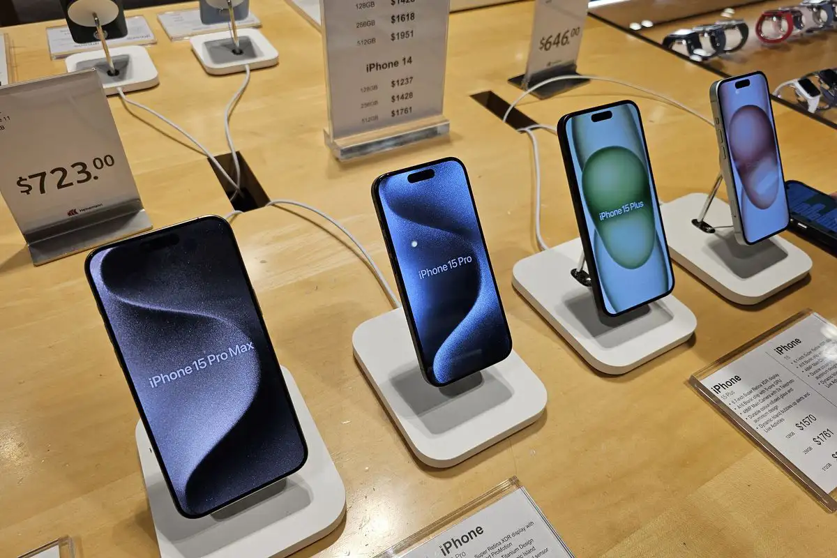 Jelang Idul Fitri 2026 iPhone 13 mengalami penurunan harga. Foto: Repro Kompas
