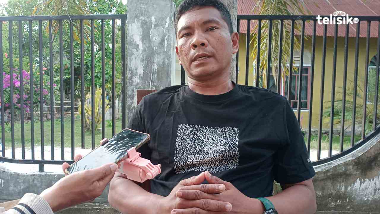 Ajudan Bupati Buton Selatan, La Ode Hazaludin Didi, saat memberikan klarifikasi kepada awak media, Kamis (12/3/2026). Foto: Ali Iskandar Majid/Telisik