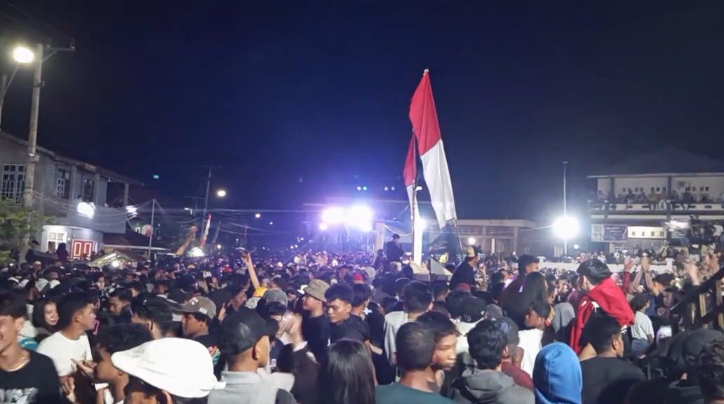 Pesta Adat Kande-Kandea yang dirangkaikan dengan acara joget di Buton Tengah. Foto: Ist