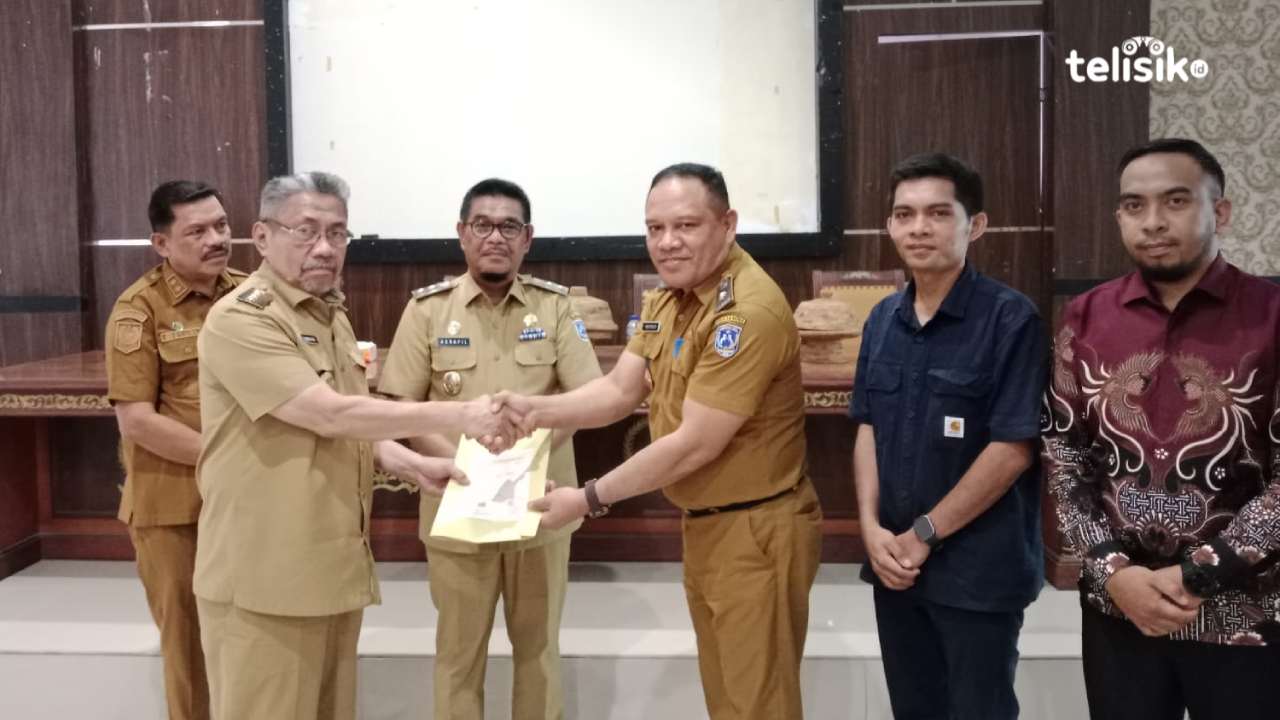  Bupati Muna, Bachrun Labuta (kiri depan), bersama Wakil Bupati La Ode Asrafil Ndoasa (tengah belakang), Sekda Eddy Uga (kiri belakang), dan Kepala Bapenda, La Inpres (kanan depan) saat melaunching aplikasi SIPANDAI, Senin (30/3/2026). Foto: Sunaryo/Telis