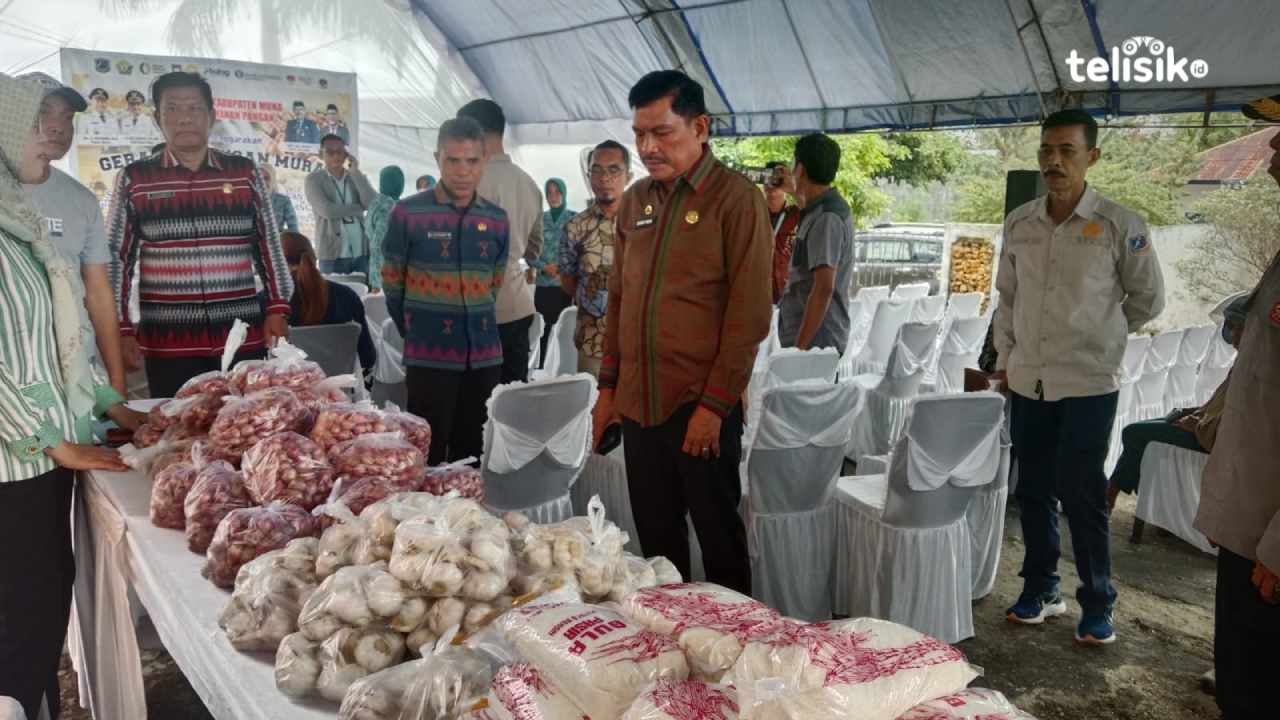 Sekda Muna, Eddy Uga, saat memantau pelaksanaan pasar murah, Kamis (12/3/2026). Foto: Sunaryo/Telisik