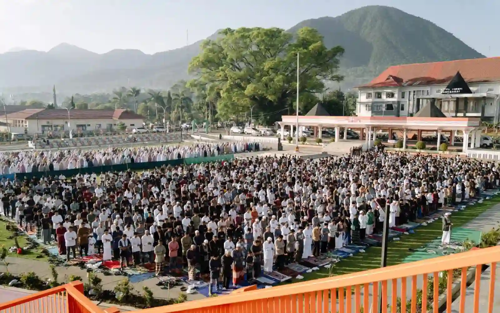 Umat Islam mempersiapkan pelaksanaan salat Idul Fitri dengan memahami tata cara dan jumlah takbir. Foto: TikTok@mansurariatul