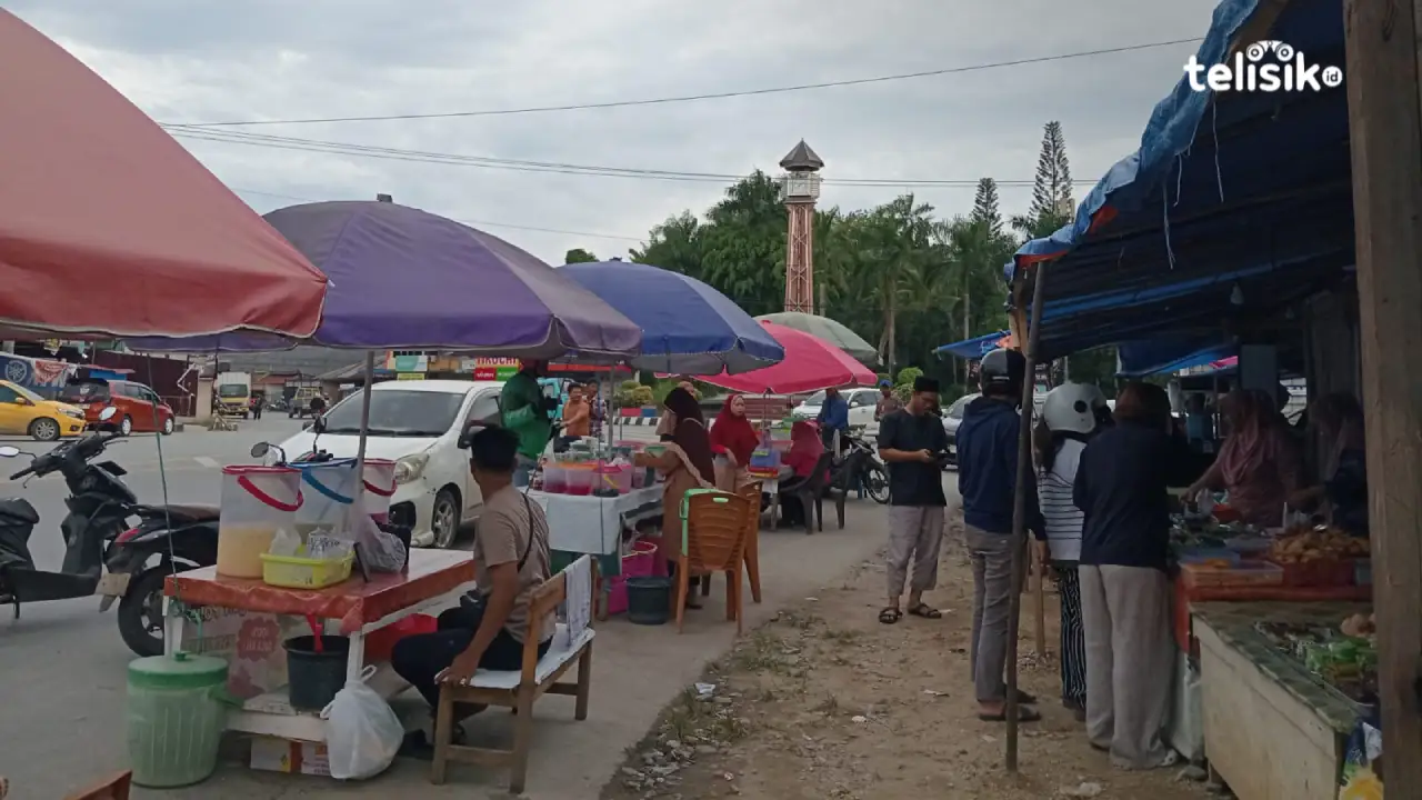 Pedagang takjil sedang melayani pembeli di Bundaran Mandonga, Kota Kendari. Foto: Adli Bachmid/Telisik