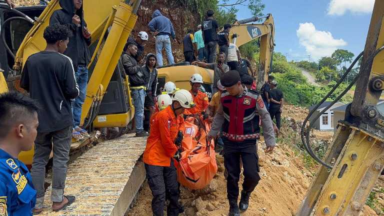 Polisi dan Tim SAR saat melakukan evakuasi korban. Foto: Ist.