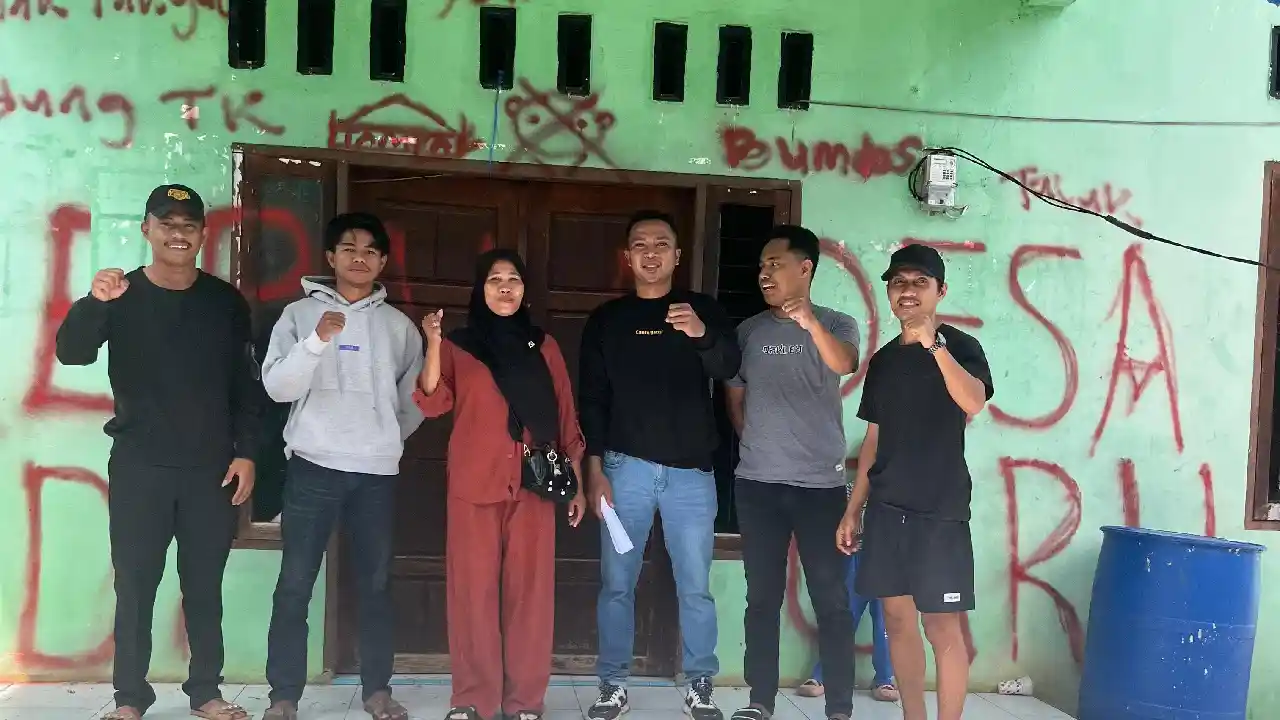 Pemuda dan masyarakat Desa Tampara saat menyambut Pj Kades Tampara baru. Foto: Ist.